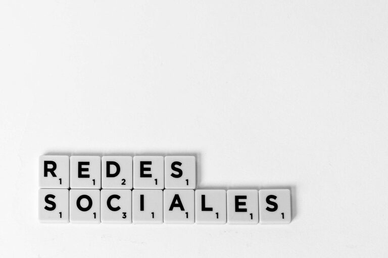 Cómo aprovechar las redes sociales para conectar con amigos y familiares a partir de los 50